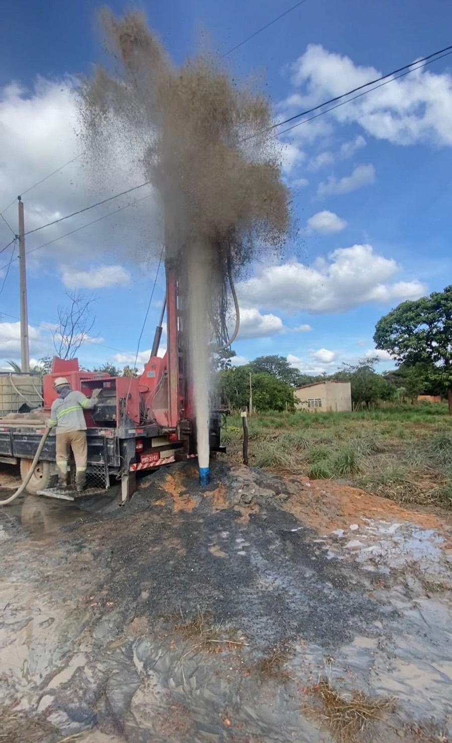 Poço artesiano jorrando água logo após a perfuração pela equipe ÁguaMontes